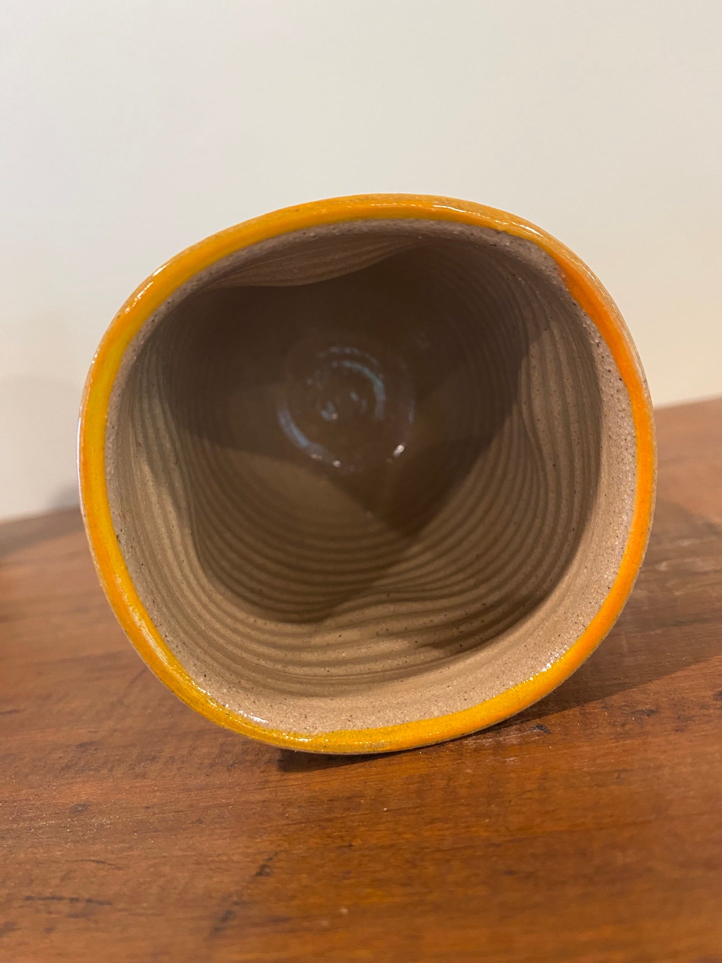Thumb grip tumbler
